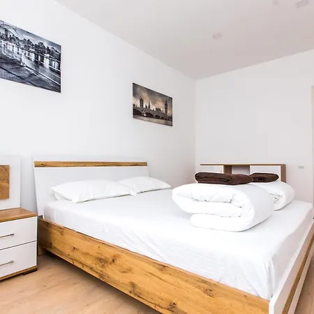 Apartmán під голоском 8 *